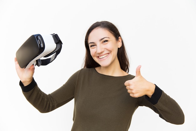 Cliente feliz sonriente que sostiene los auriculares de VR