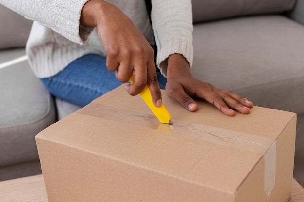 Cliente feliz con su caja entregada.