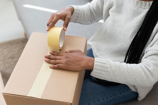 Cliente feliz con su caja entregada.