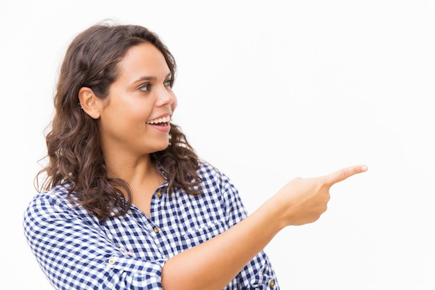 Foto gratuita cliente femenino alegre feliz que presenta el espacio vacío de la copia