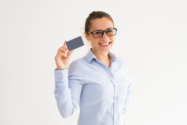 Foto gratuita cliente femenino alegre que recibe la tarjeta de lealtad