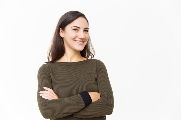 Cliente femenino confiado feliz que presenta para la cámara