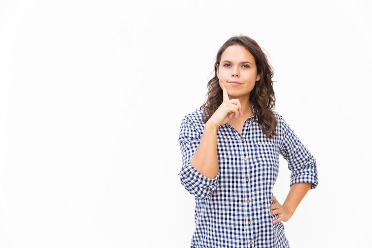 Foto gratuito cliente femenino satisfecho tocando la cara y tomando una decisión