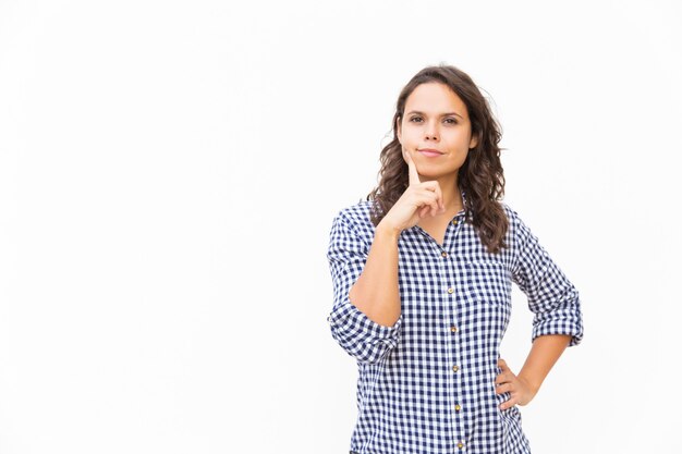 Cliente femenino satisfecho tocando la cara y tomando una decisión