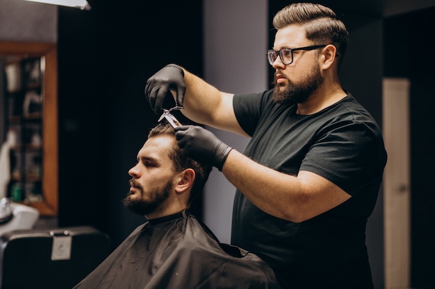 Foto gratuita cliente haciendo corte de pelo en un salón de peluquería