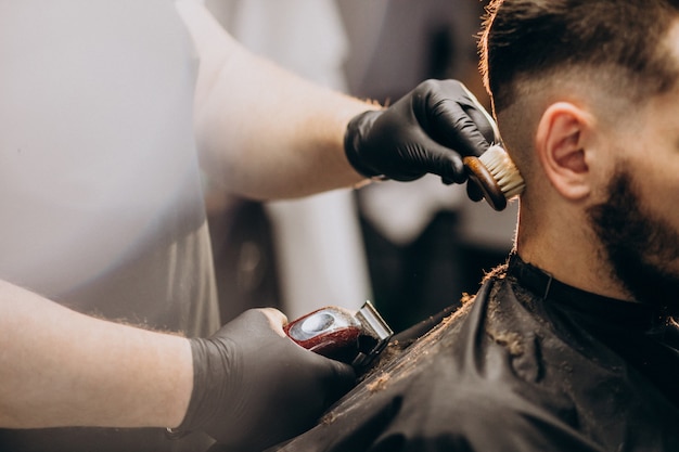 Cliente haciendo corte de pelo en un salón de peluquería