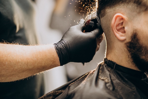Cliente haciendo corte de pelo en un salón de peluquería