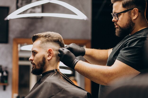 Cliente haciendo corte de pelo en un salón de peluquería
