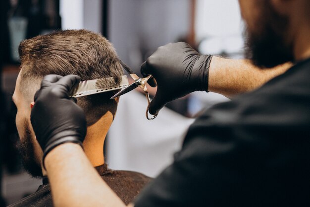 Cliente haciendo corte de pelo en un salón de peluquería