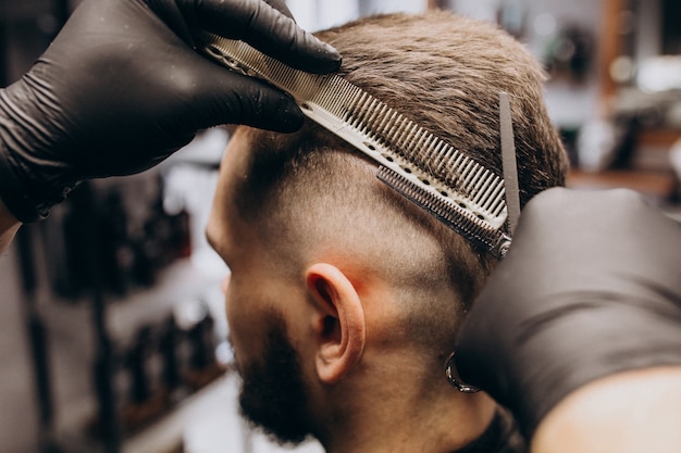 Cliente haciendo corte de pelo en un salón de peluquería