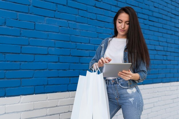 Cliente joven usando una tableta digital