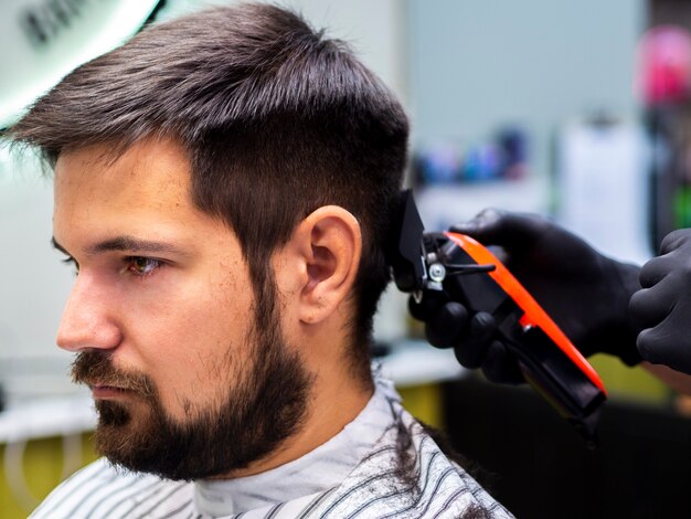 Cliente lateral esperando un corte de pelo