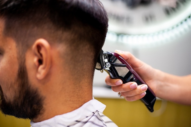 Cliente lateral que se corta el pelo