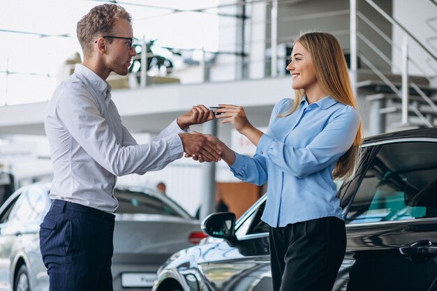 Cliente que realiza una compra en una sala de exposición de automóviles