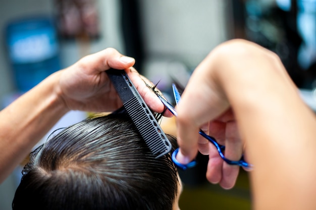 Cliente que recibe un corte de pelo por detrás