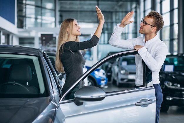 Un cliente satisfecho en una sala de exposición de automóviles haciendo un buen negocio