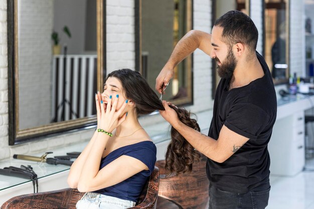 El cliente se siente aterrorizado por cortarse el pelo Foto de alta calidad