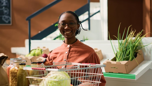 Foto gratuita cliente de supermercado orgánico comprueba salsas