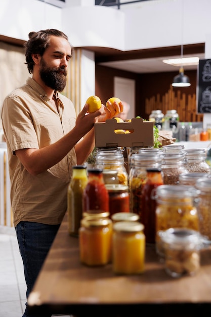 Foto gratuita cliente de tienda compra limones sin químicos