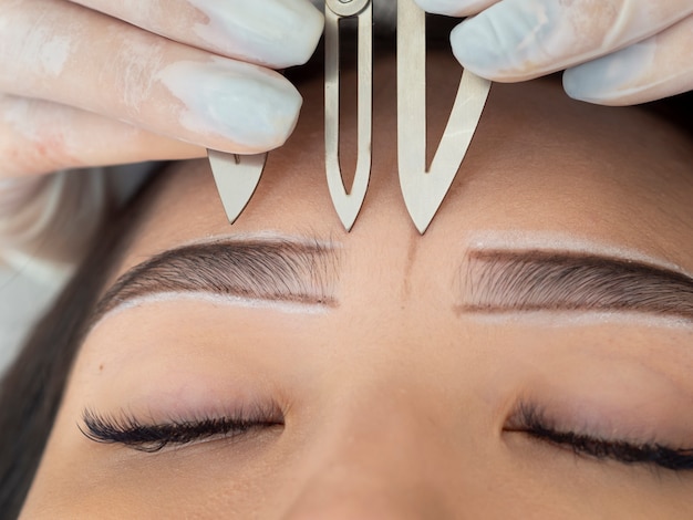 Foto gratuita cliente en tratamiento de microblading