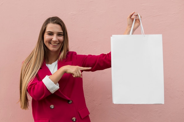 Cliente vistiendo ropa de moda mostrando copia espacio bolsa