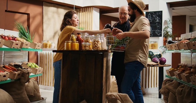 Los clientes compran productos químicos y comida gratis.