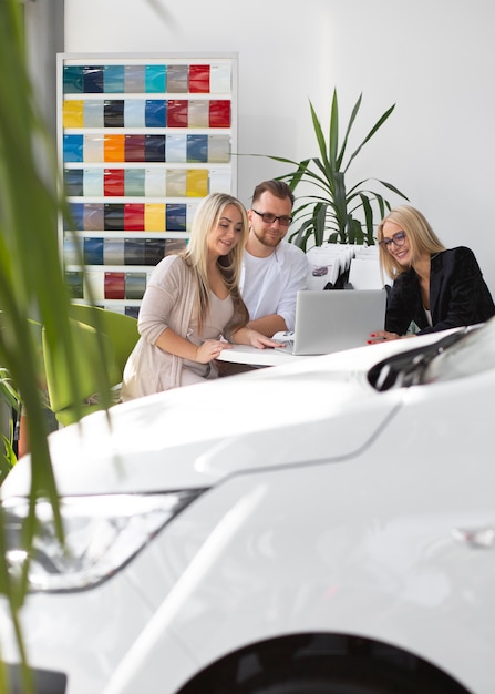 Clientes felices en concesionario de automóviles