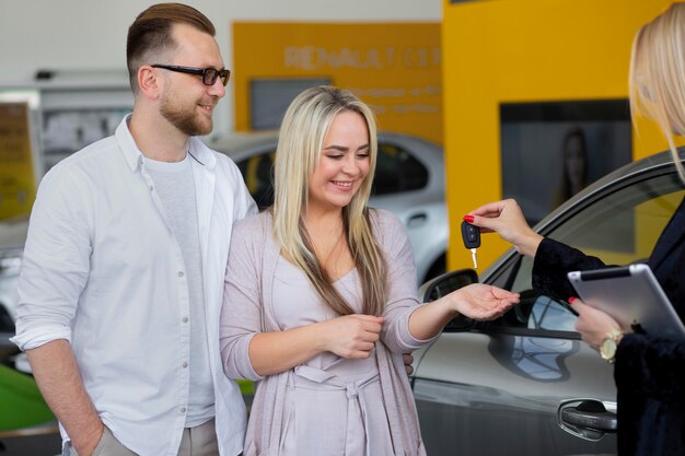 Clientes felices en concesionario de automóviles