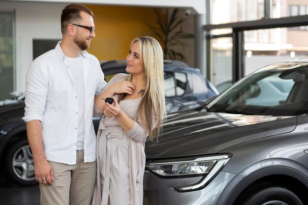 Clientes felices en concesionario de automóviles