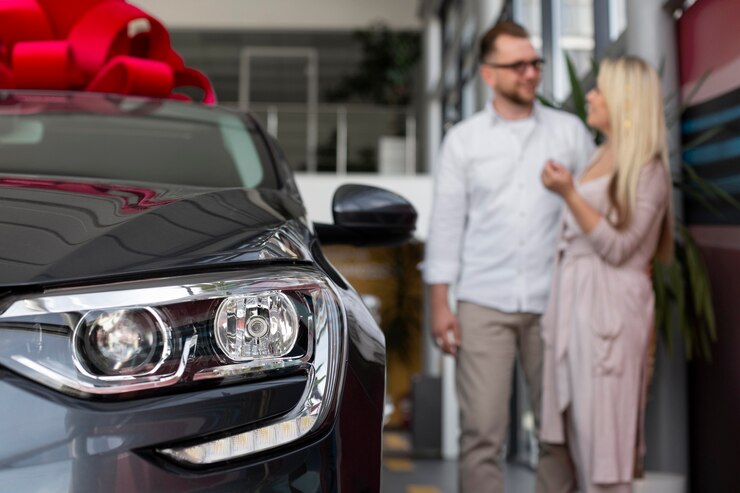 Foto gratuito clientes felices en concesionario de automóviles