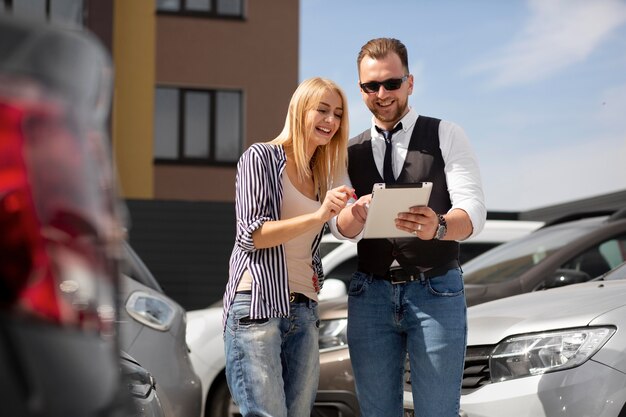 Clientes felices en concesionario de automóviles