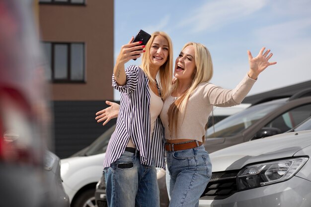 Clientes felices en concesionario de automóviles