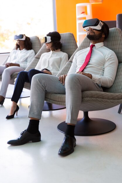 Clientes que prueban productos de realidad virtual para empresas