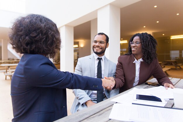 Clientes satisfechos que agradecen a los profesionales por su ayuda.