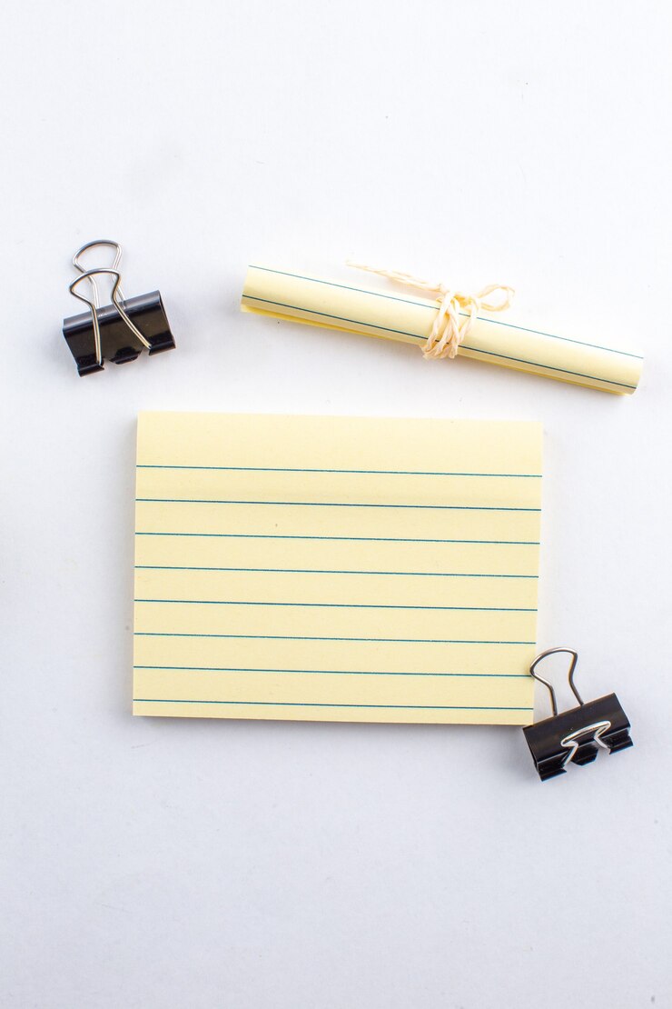 Foto gratuito los clips de la carpeta de notas adhesivas de la vista superior enrollaron papel atado con una cuerda en la mesa blanca