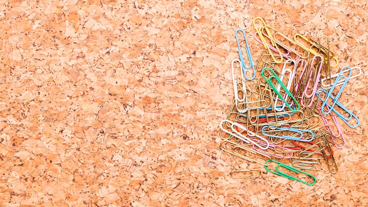 Foto gratuito clips de papel multicolores colocados en el escritorio