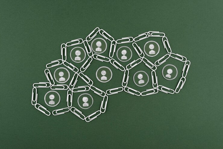 Foto gratuito clips de papel planos laicos con fondo verde
