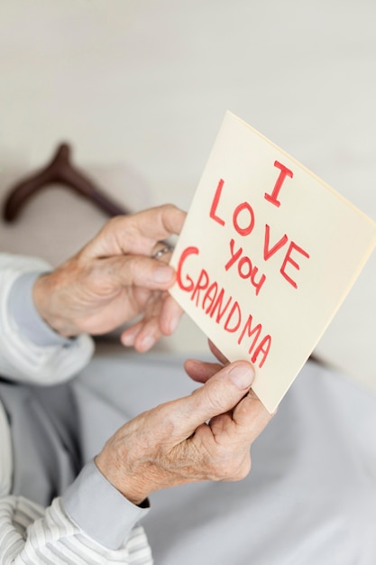 Foto gratuita close-up abuela con mensaje de amor