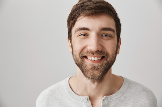 Foto gratuita close-up de amable hombre feliz sonriendo