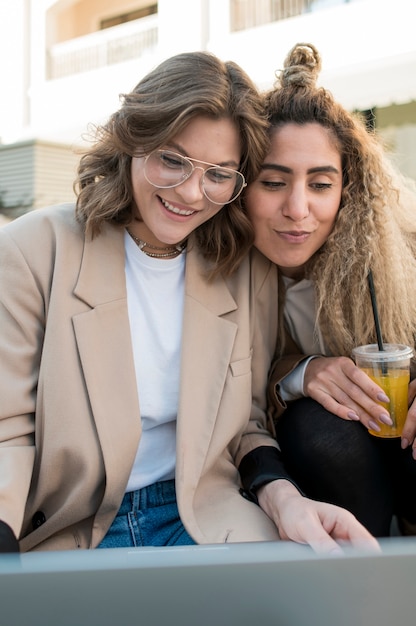 Close-up amigas felices juntos