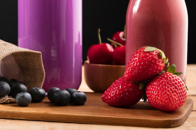 Foto gratuita close-up arándanos y fresas con batido