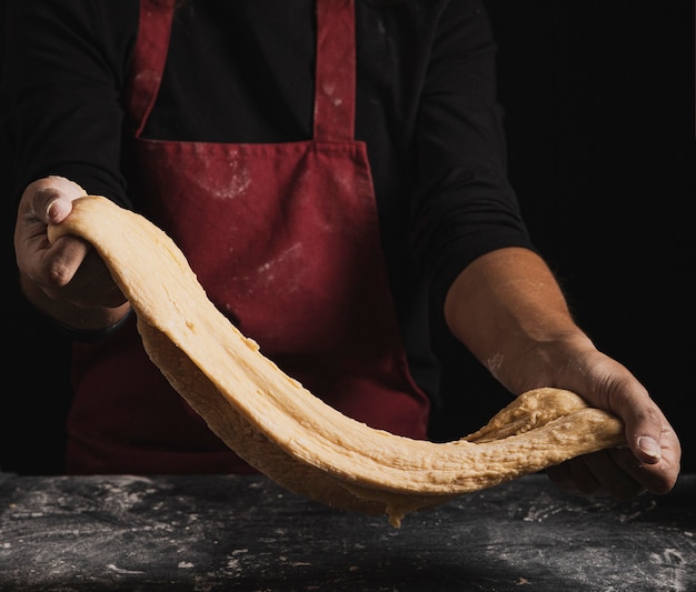 Close-up baker mostrando la composición de la masa