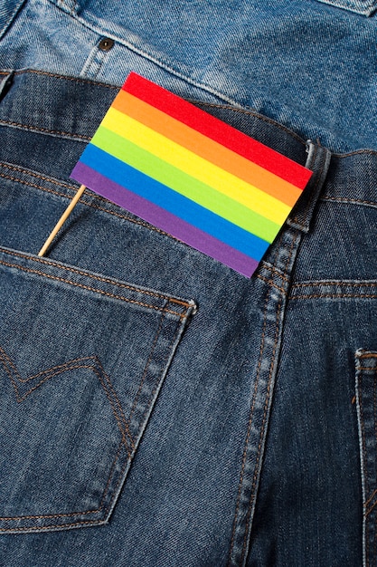 Close-up bandera de colores del arco iris en un bolsillo