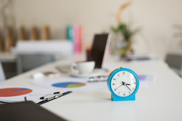 Photo Gratis close up blue alarm clock on desk in modern office