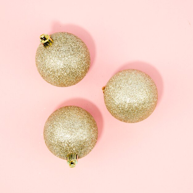 Close-up bolas de navidad con fondo rosa