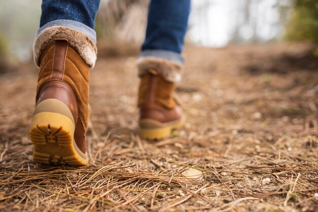 Close-up botas marrones en la naturaleza