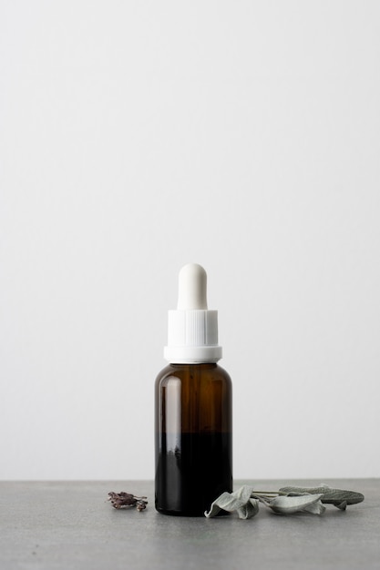 Close-up botella de aceite medicinal sobre la mesa
