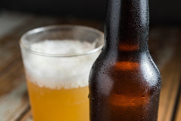 Close-up de botella de vidrio de cerveza con nueces