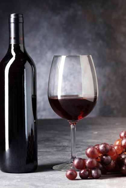 Close-up botella de vino tinto y vidrio