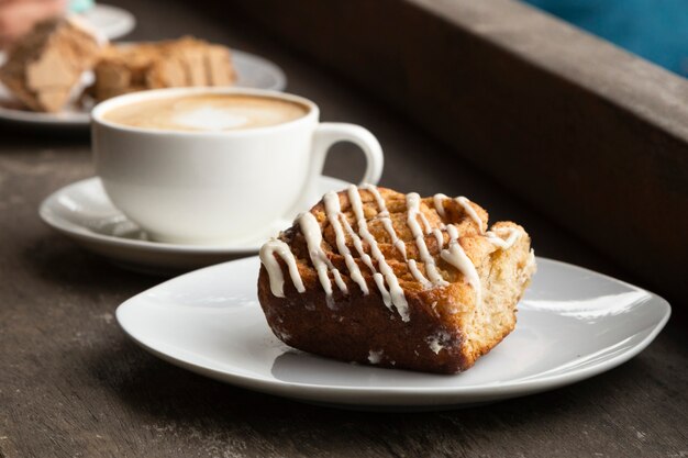 Close-up de café y postre.